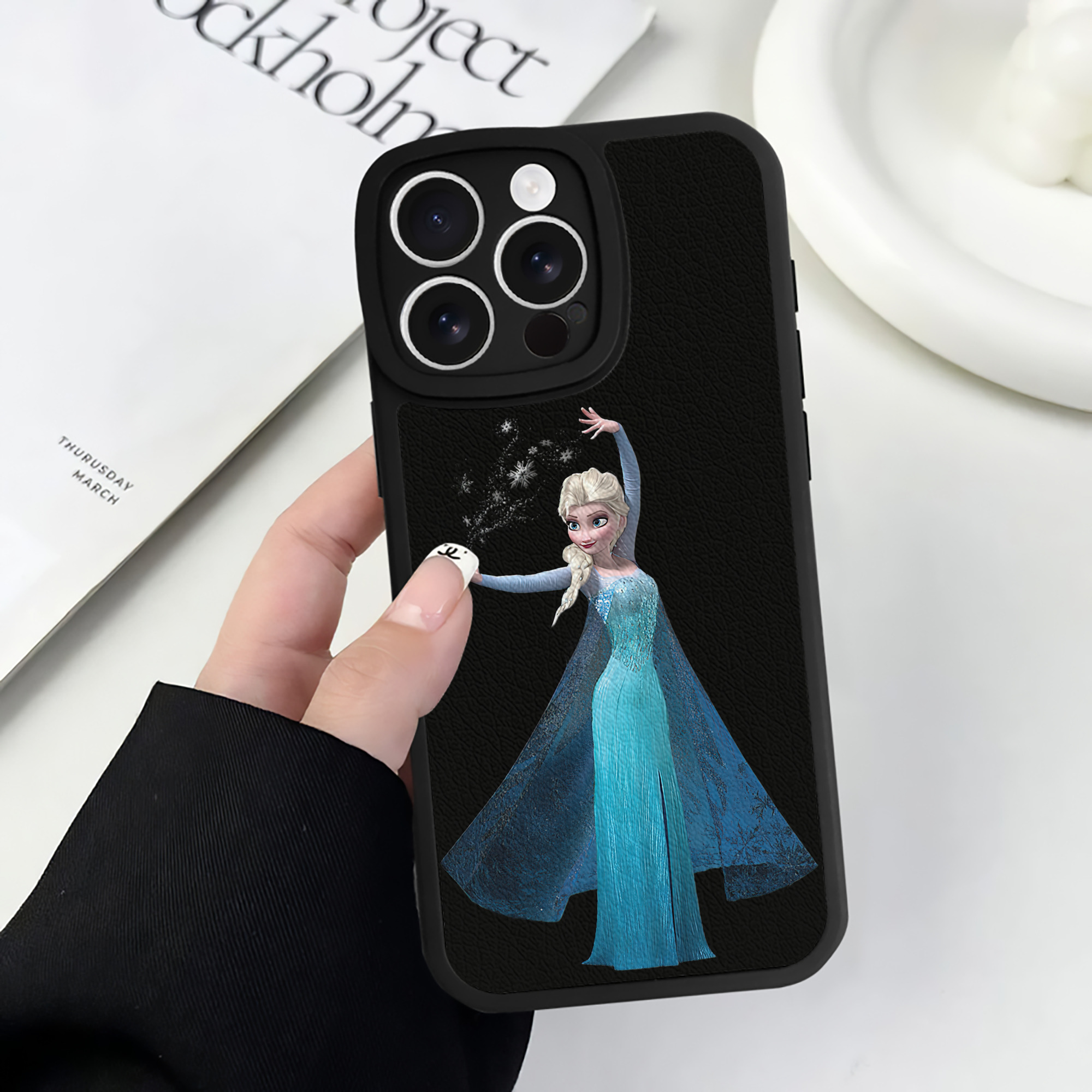 （画像用） アナと雪の女王 アンナ エルサ Frozen Anna Elsa 【iPhone 16シリーズ対応】シリコンスマホケース（レザー調） 材質：シリコン